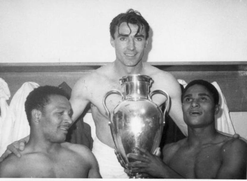 Col Benfica il momento forse pi prestigioso della carriera, la vittoria della Coppa dei Campioni nel 1962. Eusebio regge il trofeo che perder in altre tre occasioni in finale. Archivio
